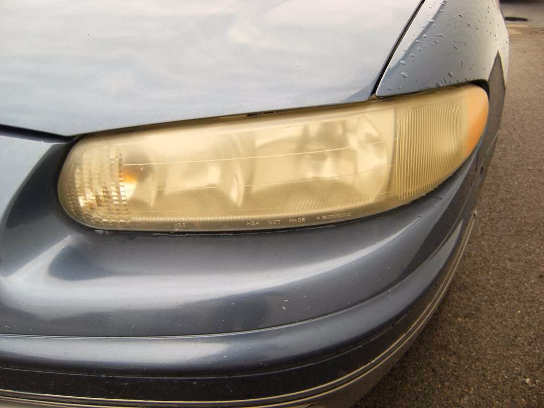 ¿A qué distancia alumbran los faros delanteros de un automóvil?