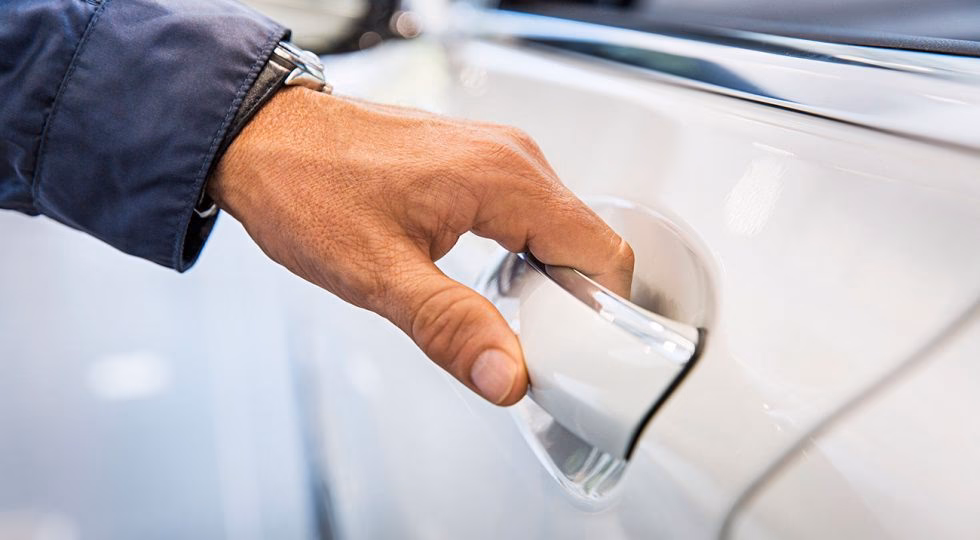 ¿Qué genera la corriente estática?