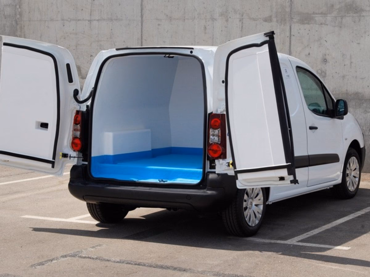 ¿Cuántos motores de avión puede revisar una base de mantenimiento de aviones a la vez?