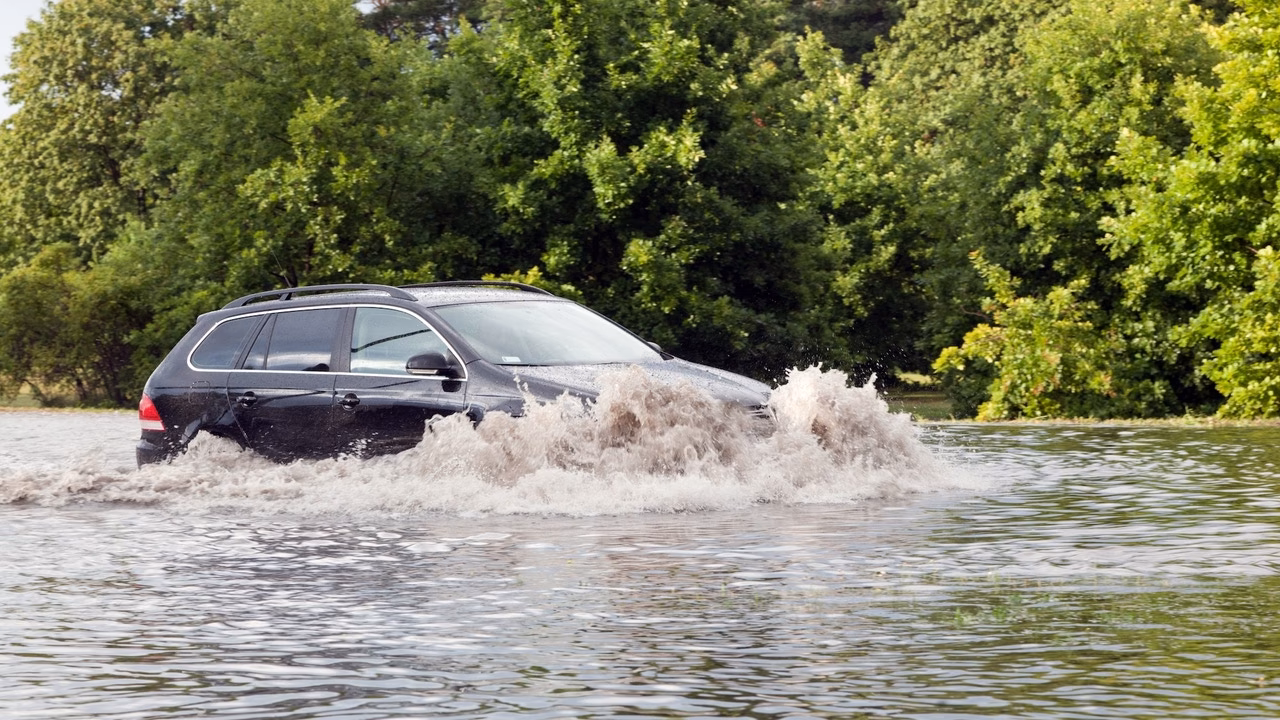 ¿Qué pasa si tu coche se cala durante una inundación?