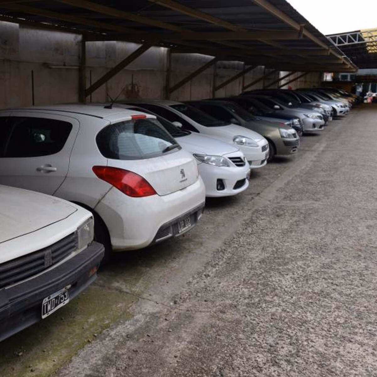 ¿Cómo denunciar un auto abandonado?