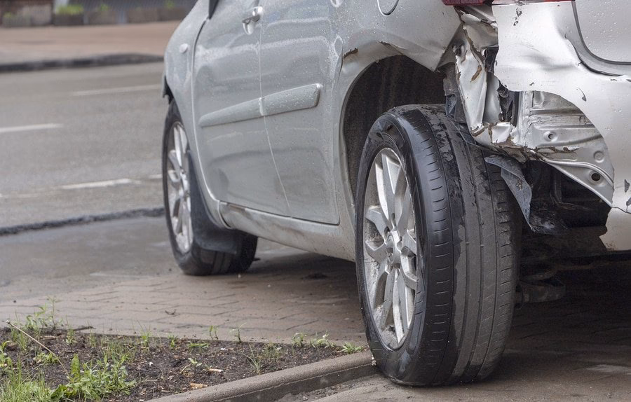 ¿Cómo quitar un raspón de un carro?