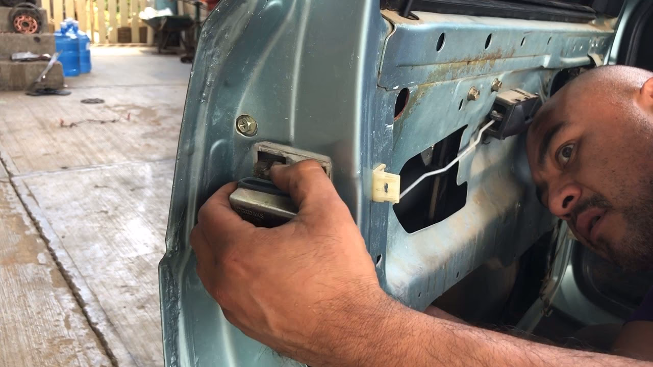 ¿Cómo abrir una puerta que se quedó atorada?