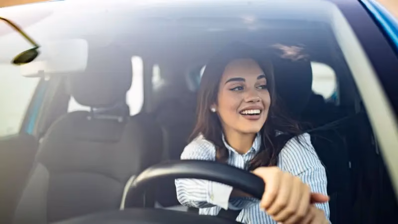 ¿Cuál es la edad mínima para acudir a la escuela de conducción?