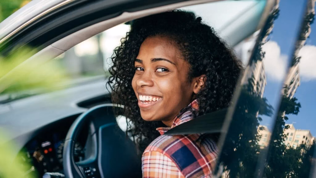 ¿Cuál es la edad mínima para acudir a la escuela de conducción?