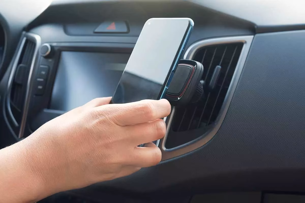 ¿Qué accesorios es obligatorio llevar en el coche?