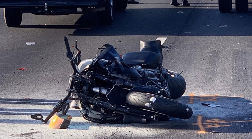 ¿Qué le sucede al cuerpo humano en un accidente de motocicleta?