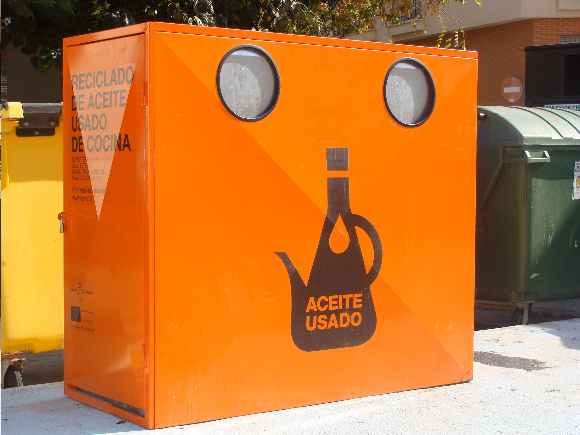 ¿Dónde puedo tirar aceite de motor usado?