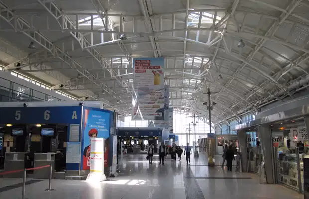 ¿Se puede alquilar un coche en el lado francés del aeropuerto de Ginebra?