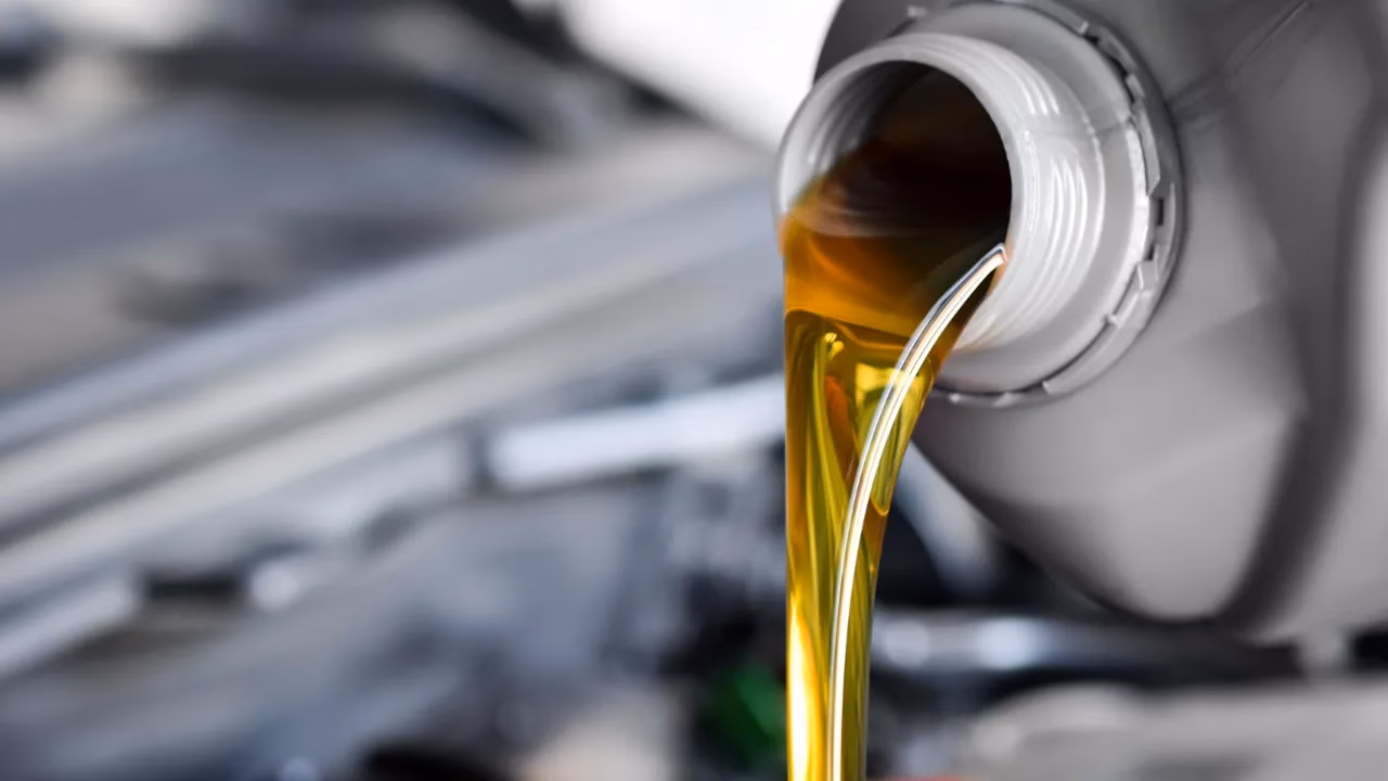 ¿Qué pasa si le echo aceite de dos tiempos a un motor de cuatro tiempos?