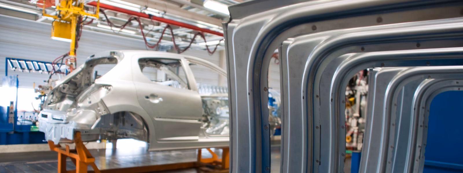 ¿Cuáles son los usos del agua en la industria automotriz?