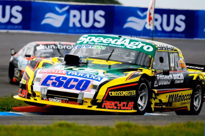 ¿Qué auto corre Agustín Martínez?