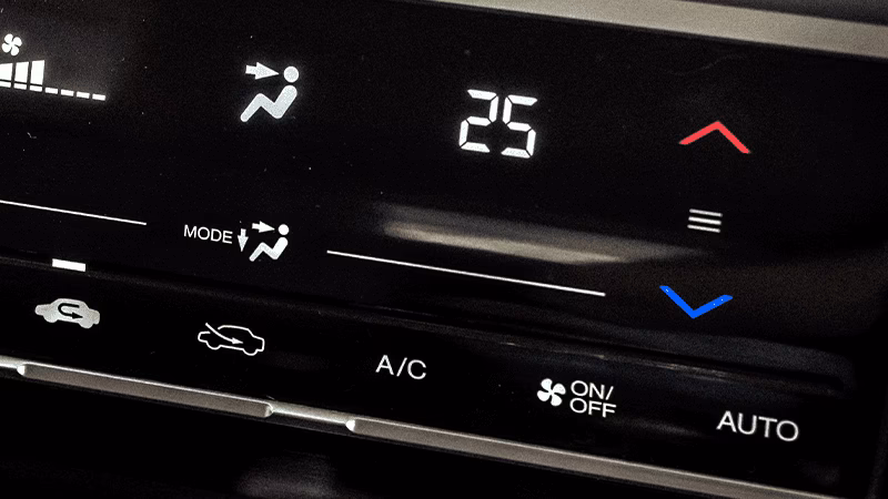 ¿Por qué el aire acondicionado de mi coche huele a ácido?