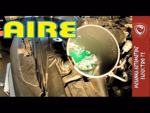 ¿Cómo puedo eliminar el aire atrapado en mi sistema de refrigeración?