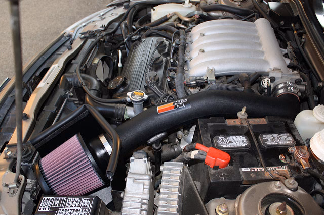 ¿Qué pasa si entra aire caliente por el filtro de aire?