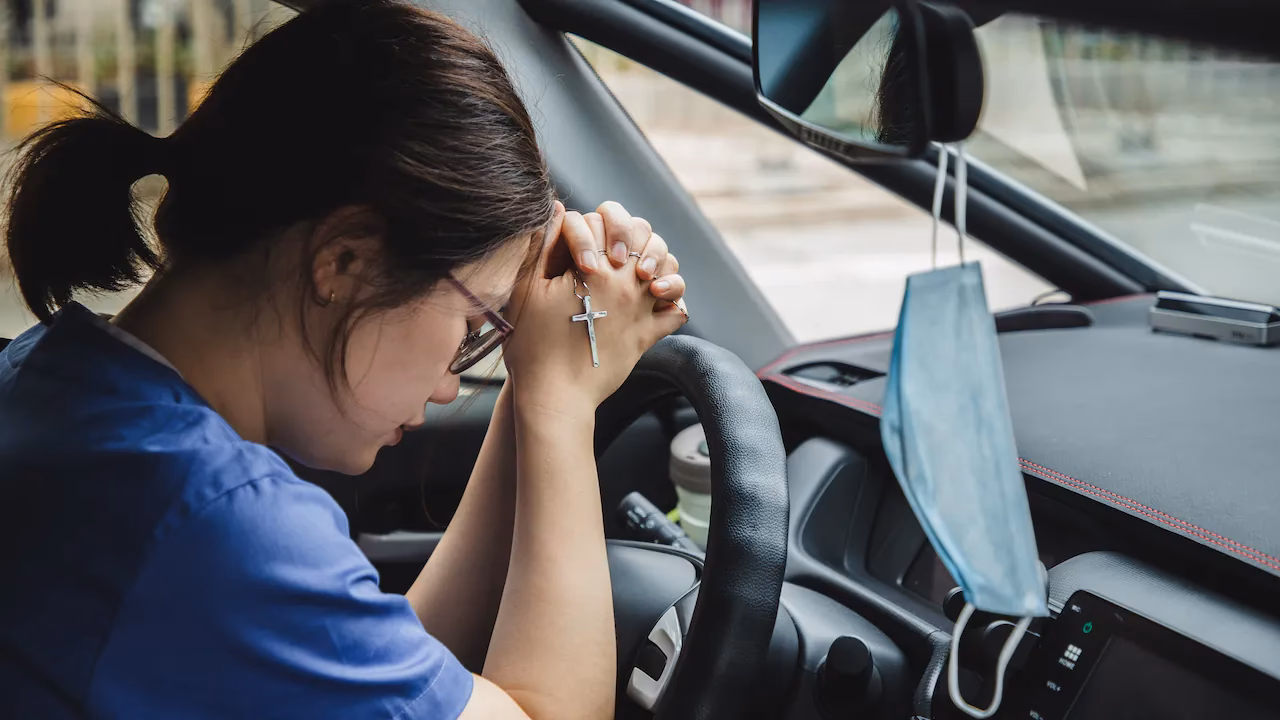 ¿Qué reglas son importantes al viajar en automóvil?