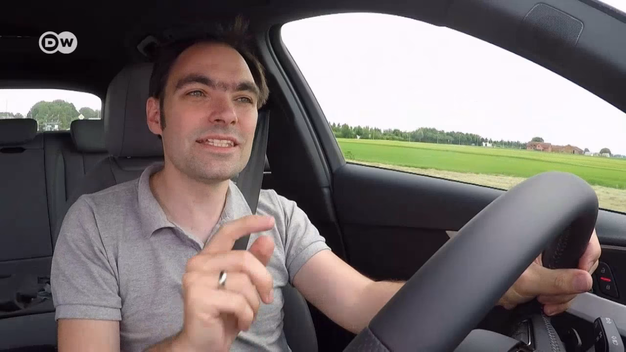 ¿Qué significa un volante en el tablero del auto?