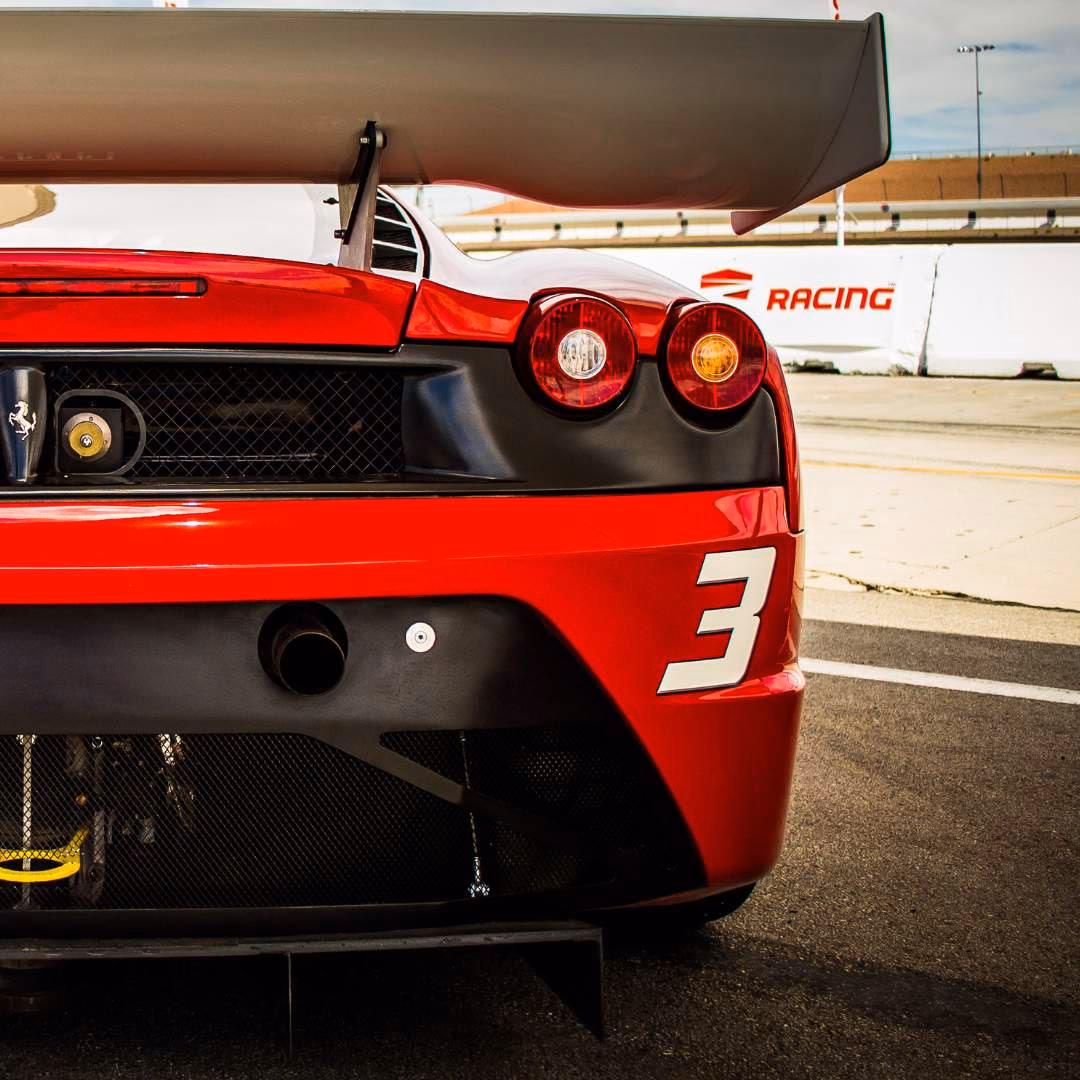 ¿Cuál es la función de un alerón en un auto?