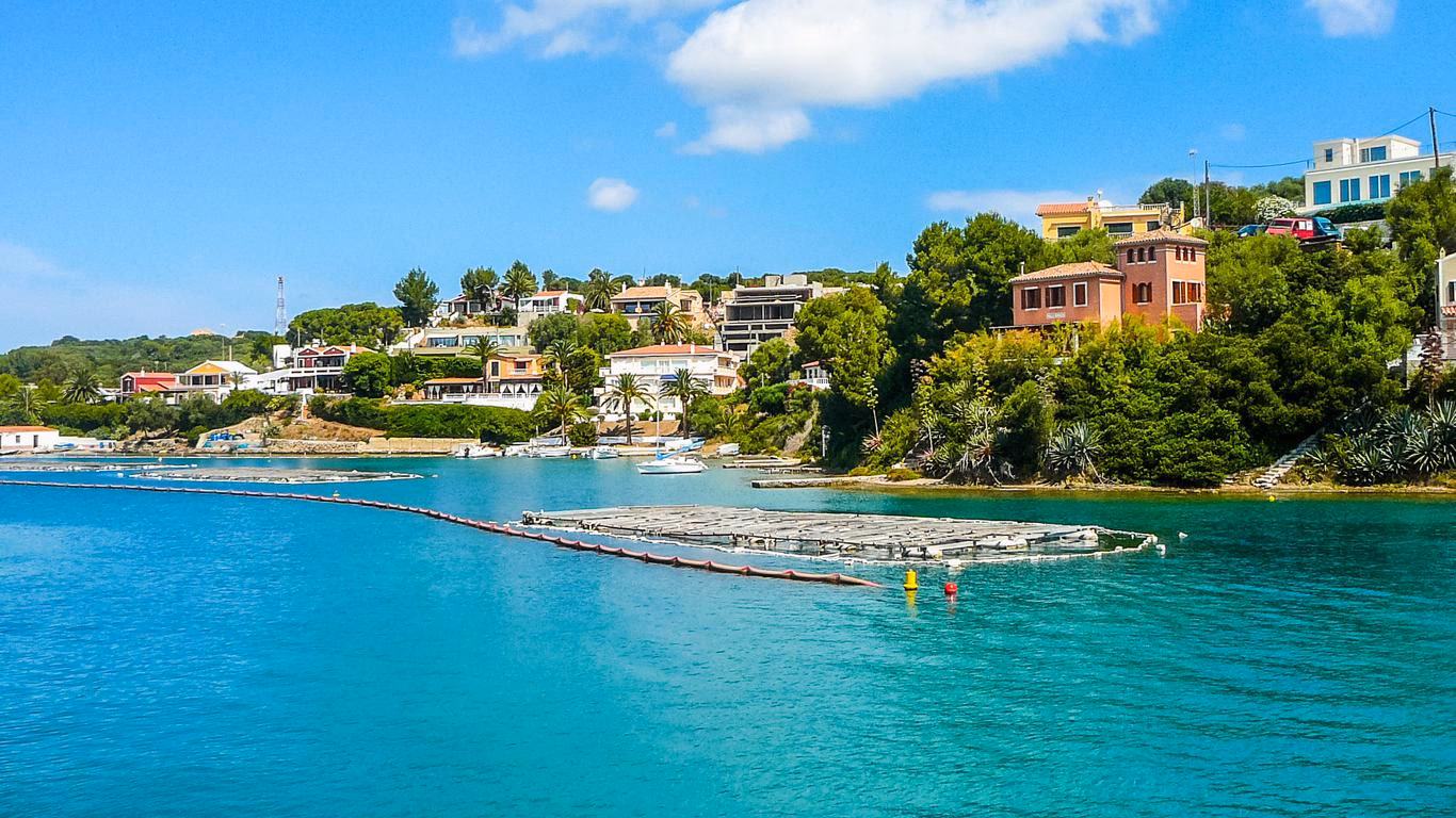 ¿Cuánto cuesta alquilar un coche por día en Menorca?