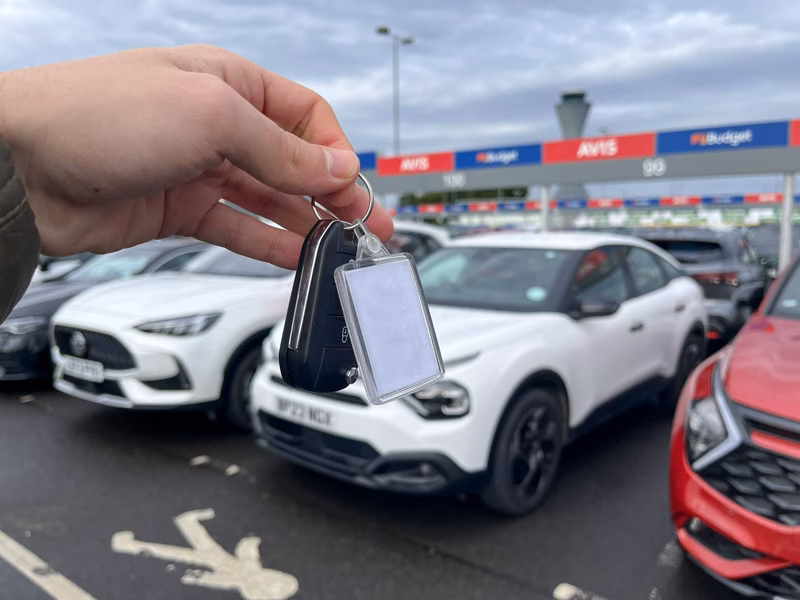 ¿Es más barato alquilar un coche en Escocia desde el aeropuerto o la ciudad de Edimburgo?