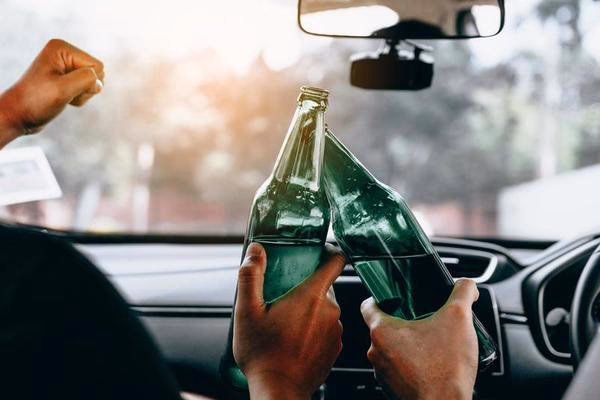 ¿Es seguro para alguien beber alcohol y conducir de forma segura?