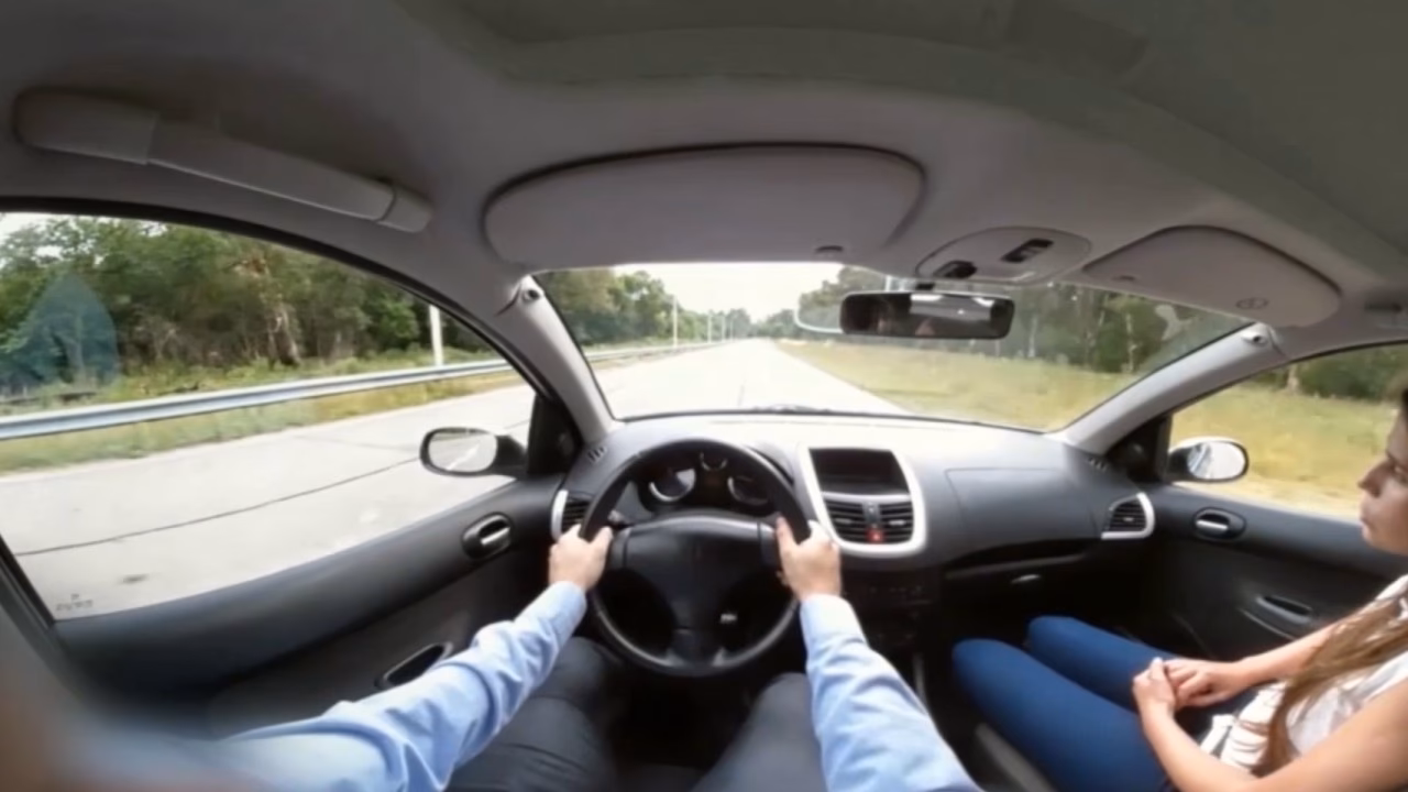 ¿Va en el coche o sobre el automóvil?