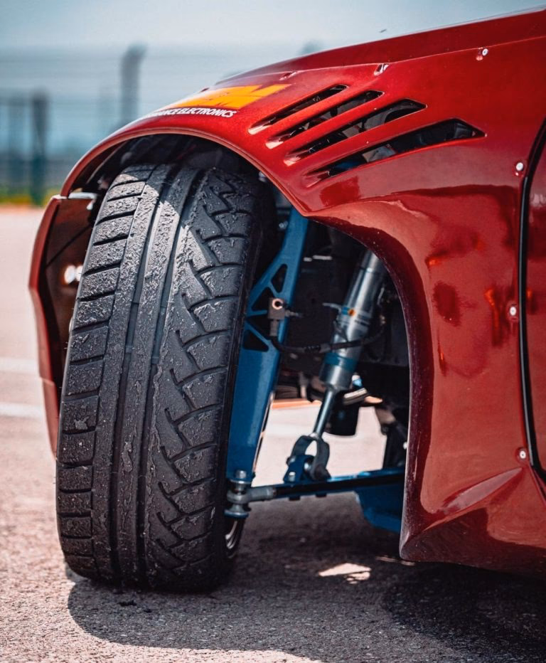 ¿Cómo puedo corregir el ángulo de avance de mi vehículo?