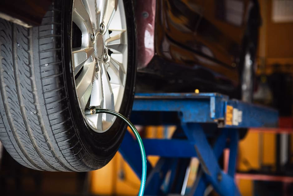 ¿Cómo se aplica la neumática en el área automotriz?