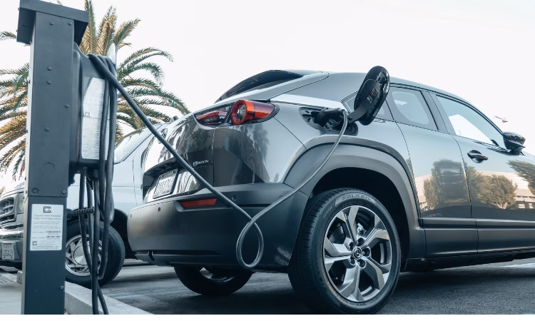 ¿Cómo se aprovecha la transformación de energía en la tecnología de los vehículos eléctricos?