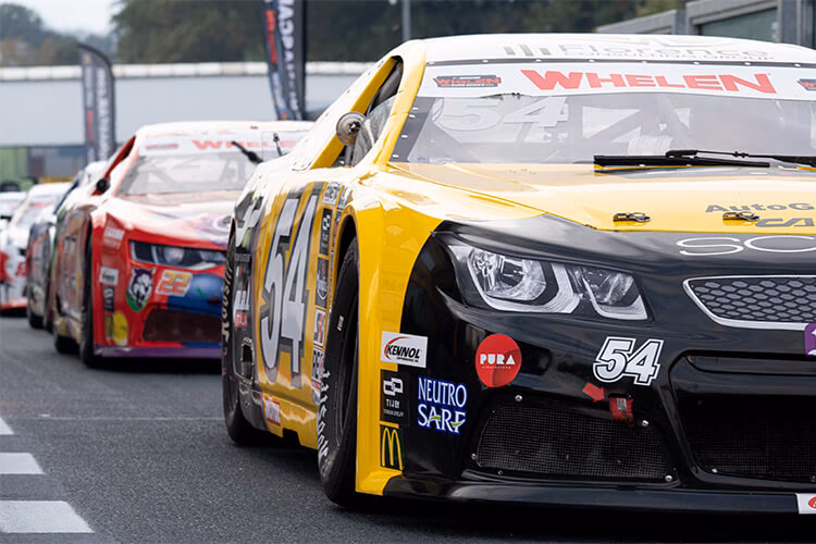 ¿Cómo apostar en carreras de autos?