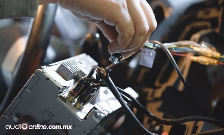 ¿Cómo reiniciar un estéreo de un carro?