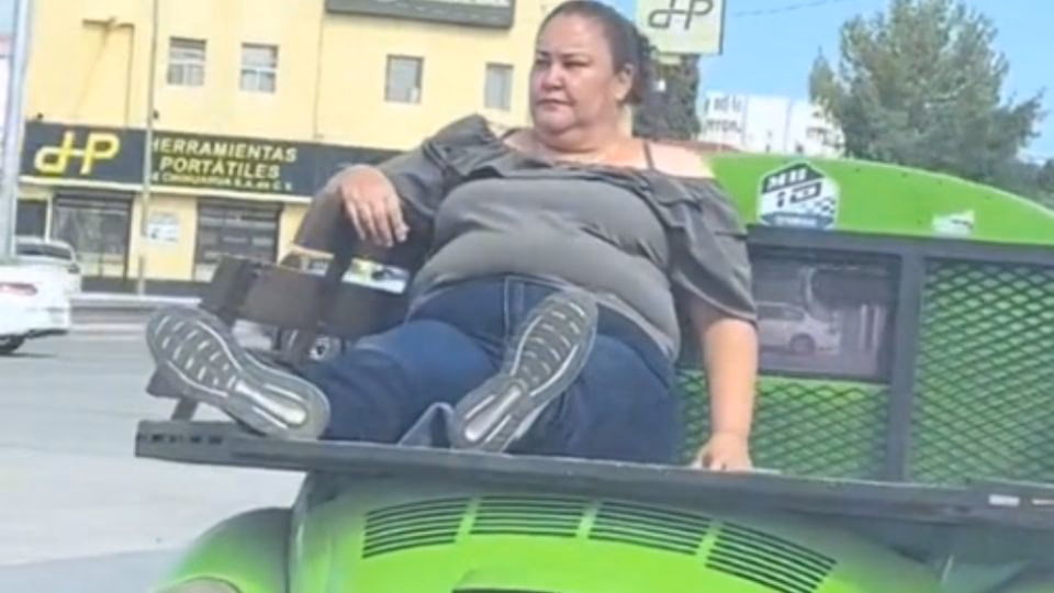 ¿Quién debe sentarse en el asiento del medio de un automóvil?