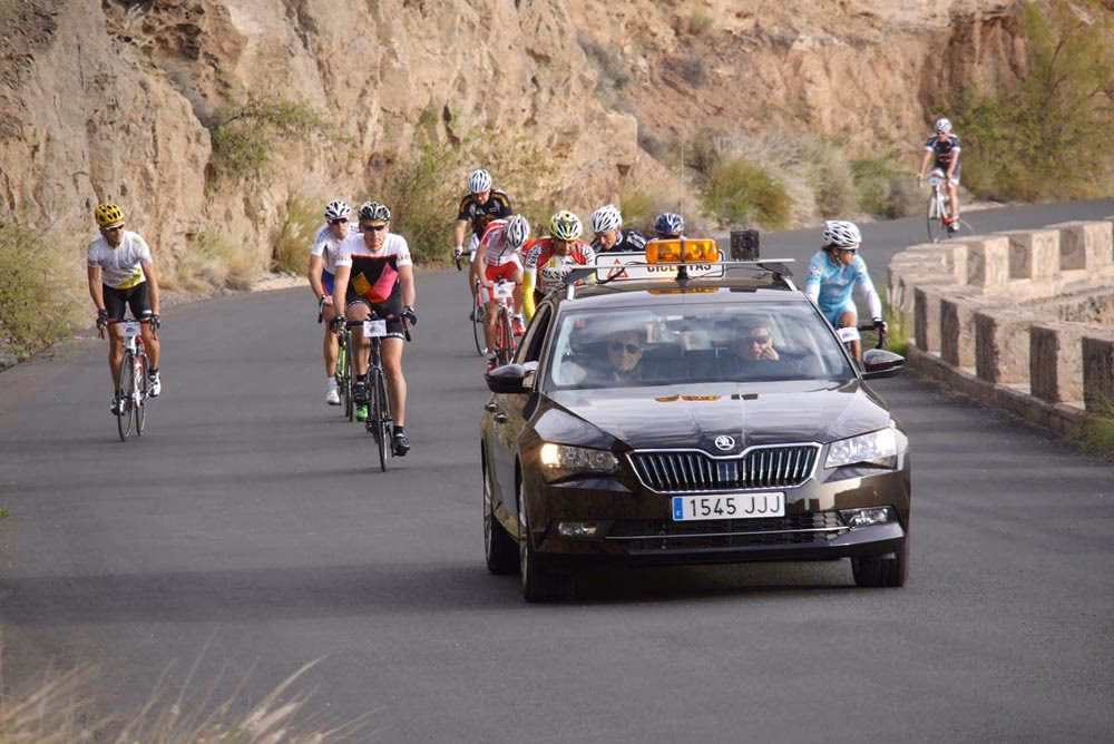 ¿Está permitido que las bicicletas circulen entre los coches?