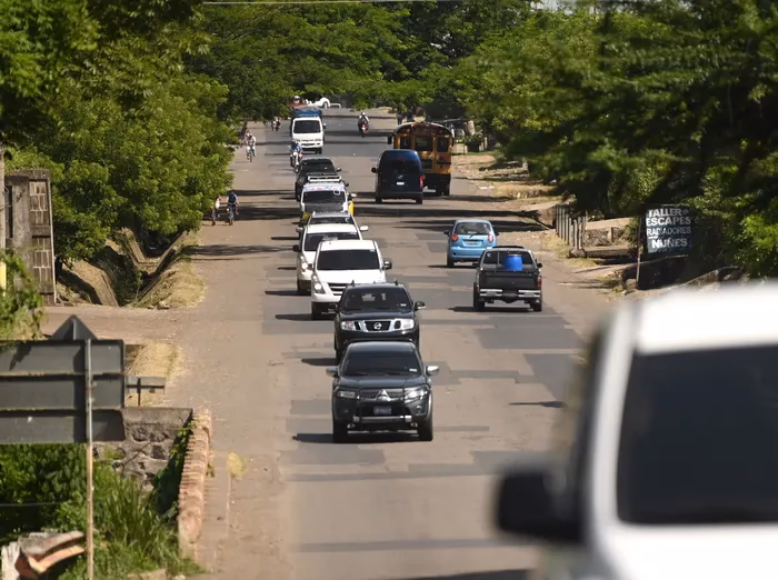 ¿Cómo se debe ingresar al vehículo cuando está estacionado en la calle?