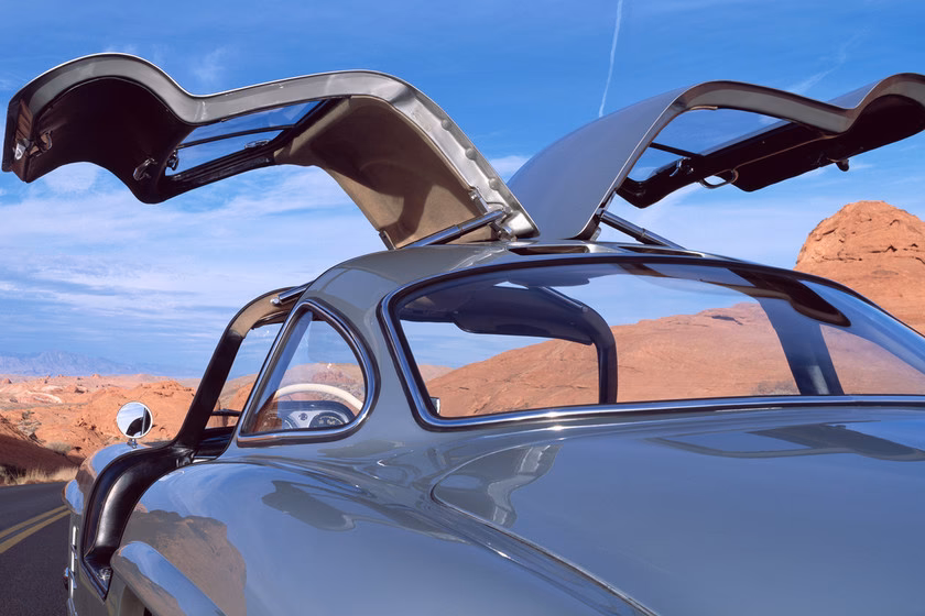 ¿Qué vehículo es conocido por sus puertas de ala de gaviota?