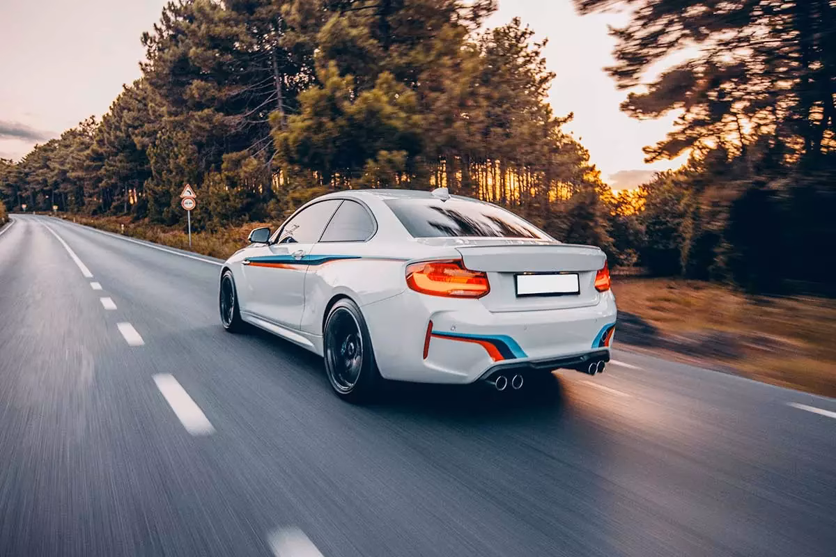 ¿Por qué mi coche avanza bruscamente?