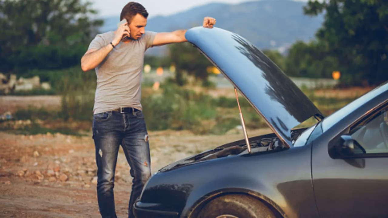 ¿Cómo encender un carro varado?