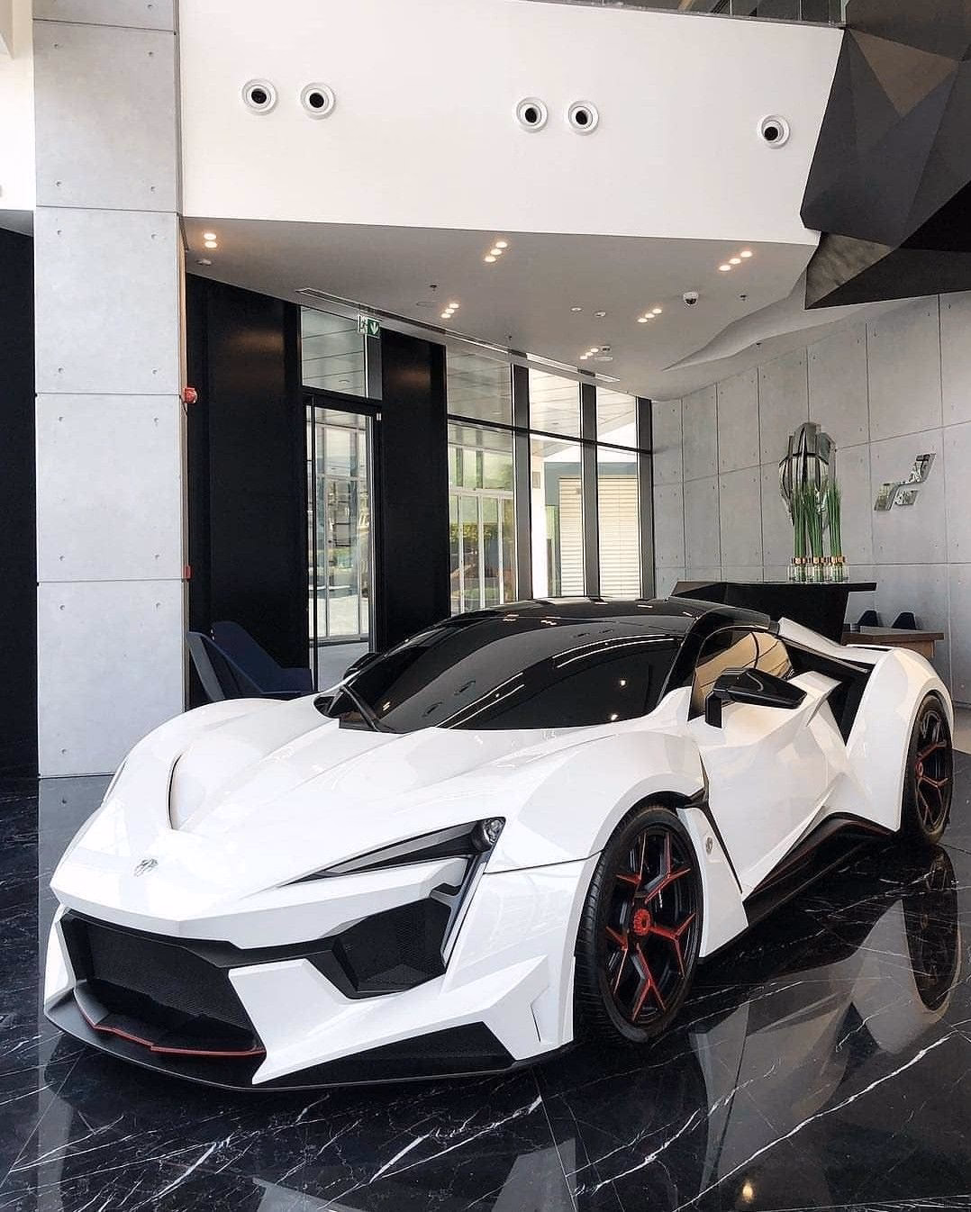 ¿Qué marca es el coche deportivo blanco de Sólo se vive dos veces?