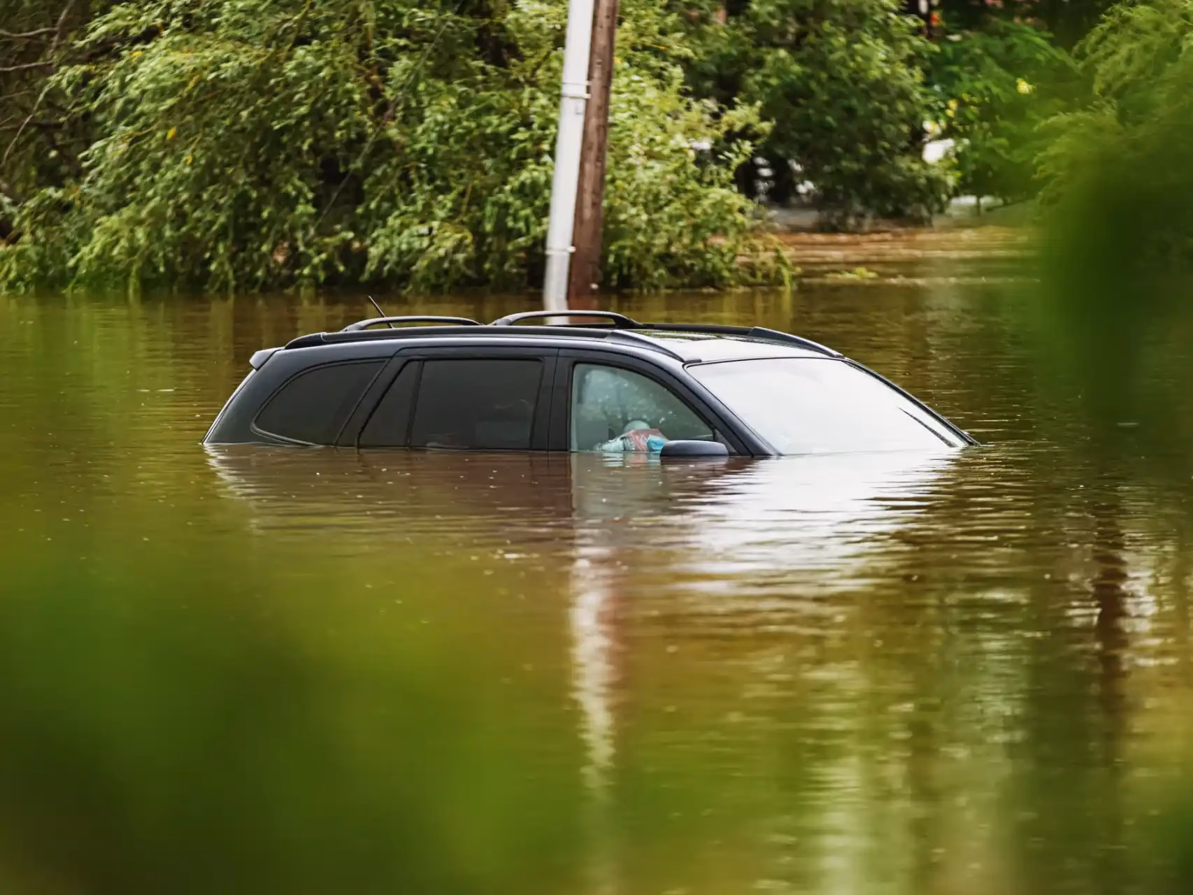 ¿Qué pasa si tu coche se cae de un puente al agua?
