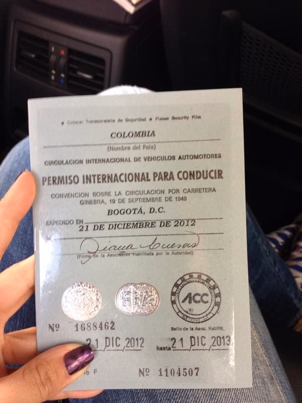 ¿Se puede conducir en Estados Unidos con una licencia de conducir colombiana?