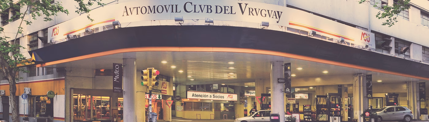 ¿Cómo puedo llamar a AAA en español?