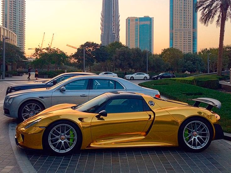 ¿Quién es el dueño del coche dorado?