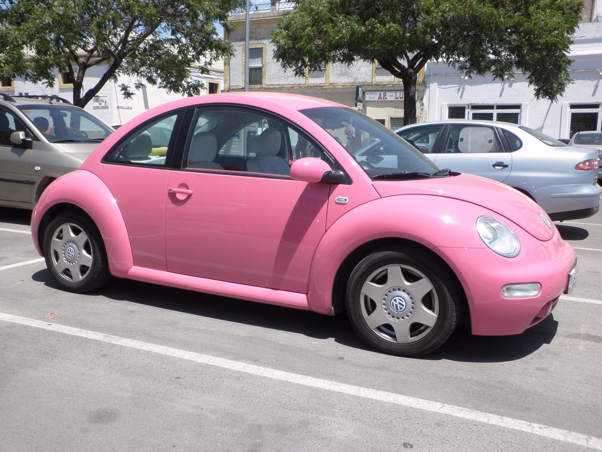 ¿Qué empresa automovilística fabrica coches de color rosa?