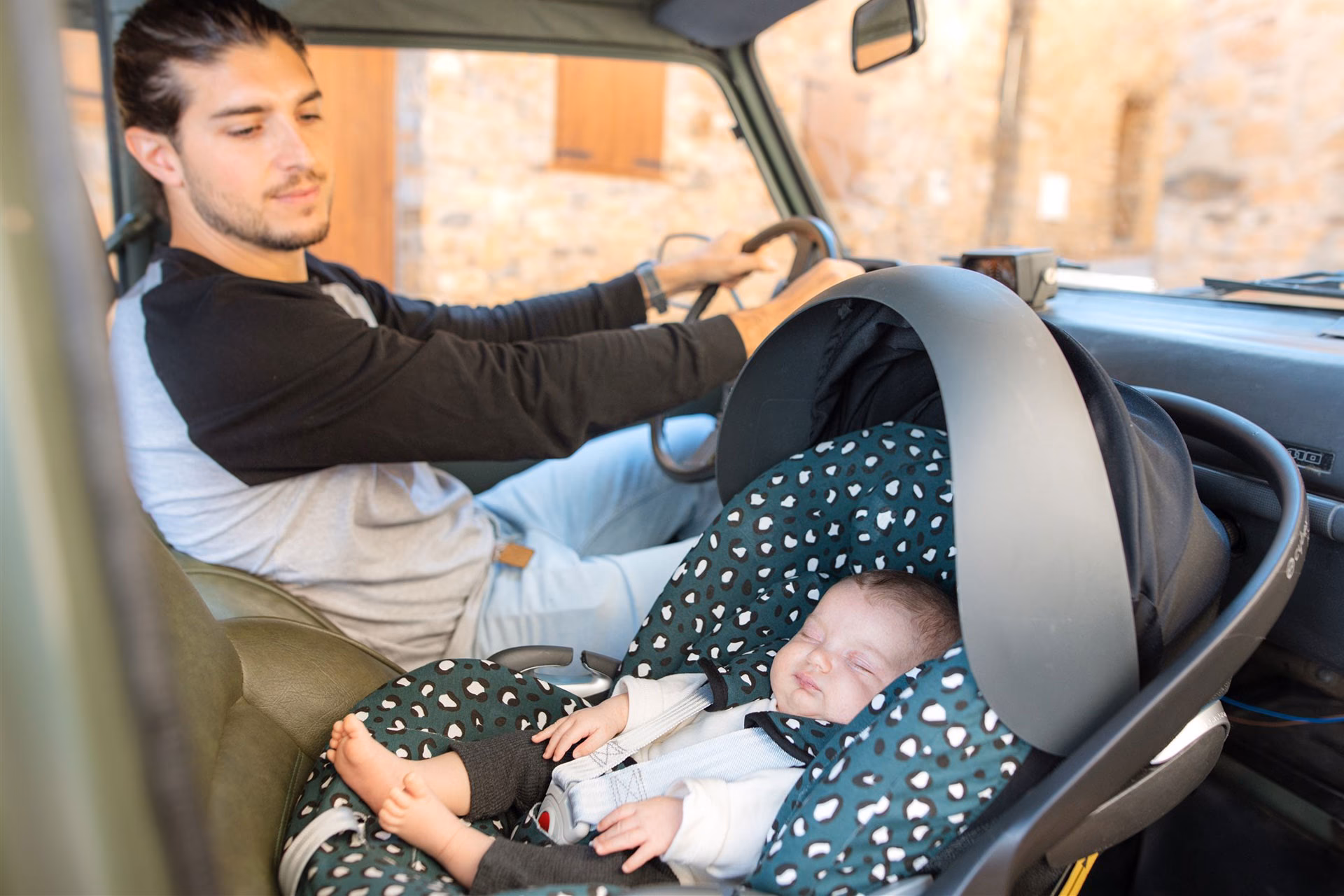 ¿Cuántos meses debe tener un bebé para viajar en auto?