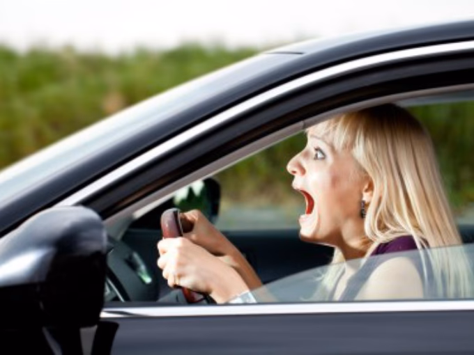 ¿Cómo evitar que se desviele un carro?