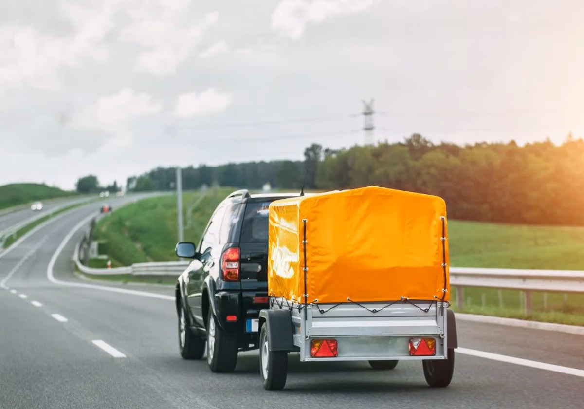 ¿Cuál es la velocidad máxima permitida con un remolque ligero?