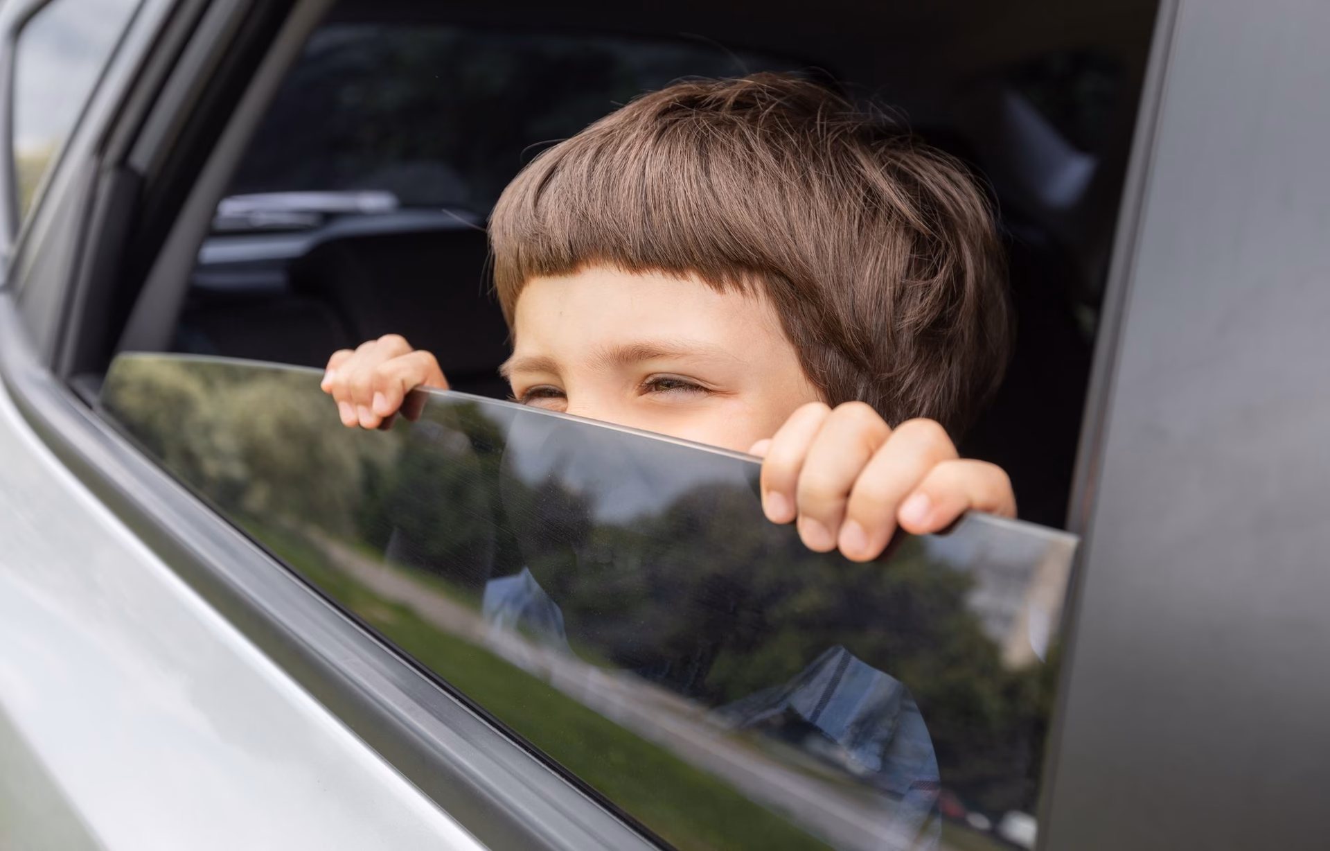 ¿Cuál es la edad mínima para dejar a un niño en el coche?