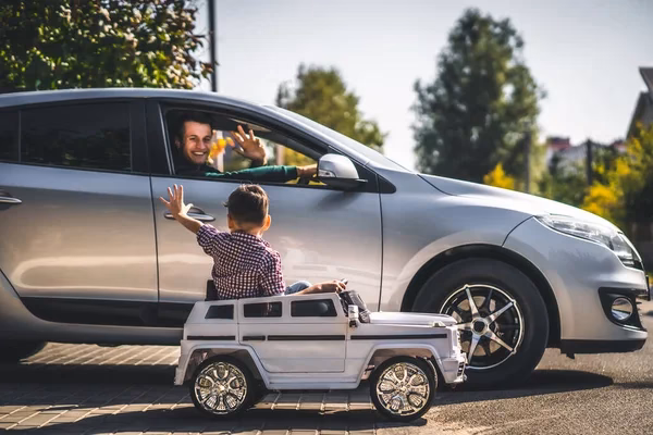 ¿Qué pasa si le compro un coche a mi hijo?