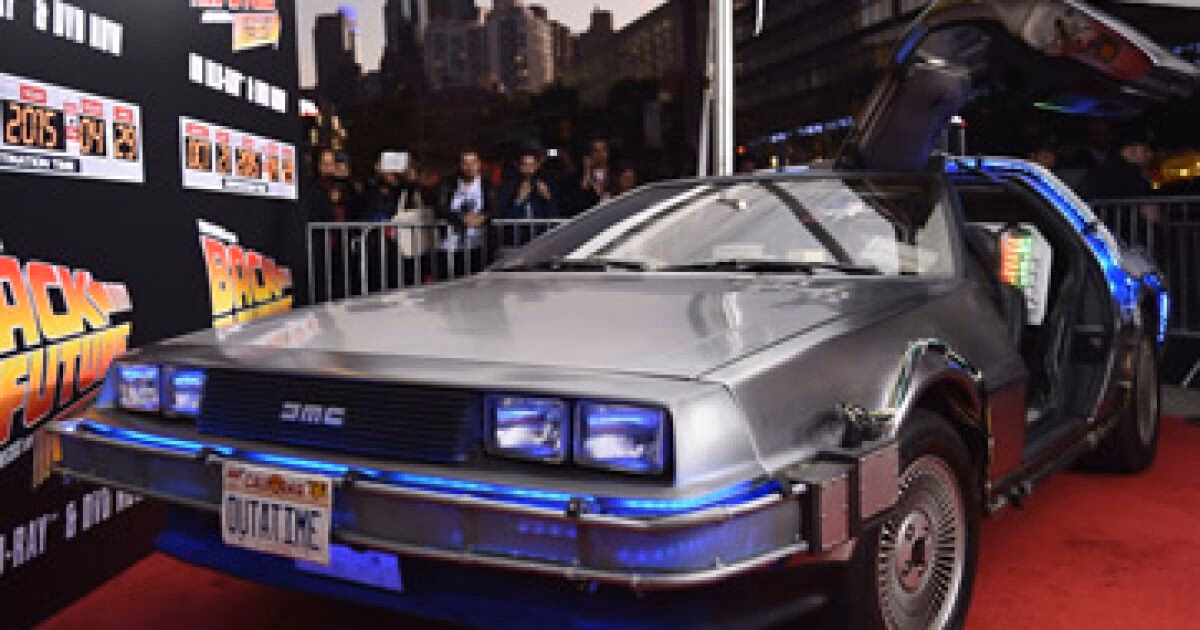 ¿Cómo se llama el coche que viaja en el tiempo?