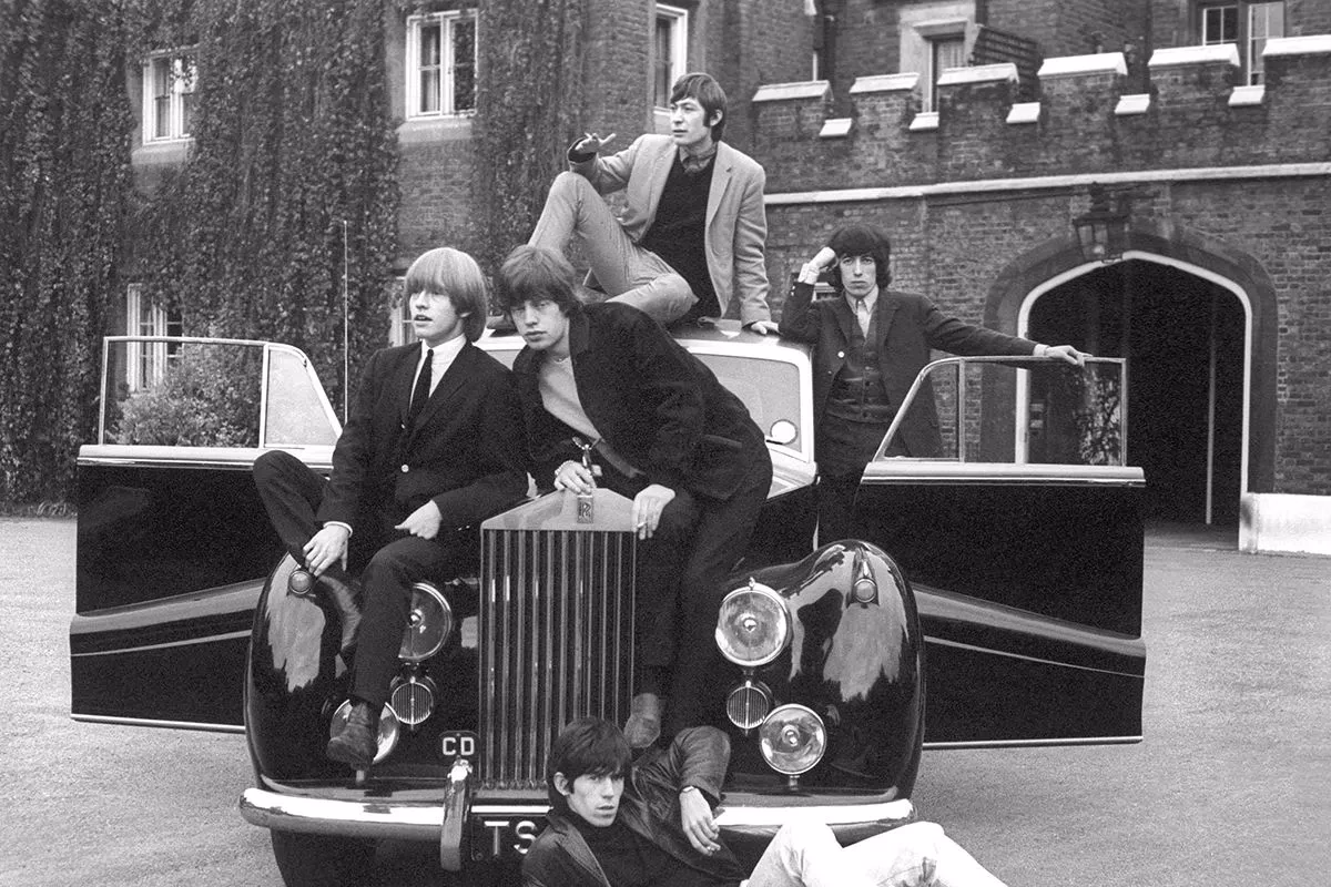 ¿Qué instrumento tocaba Mick Jagger en Los Rolling Stones?